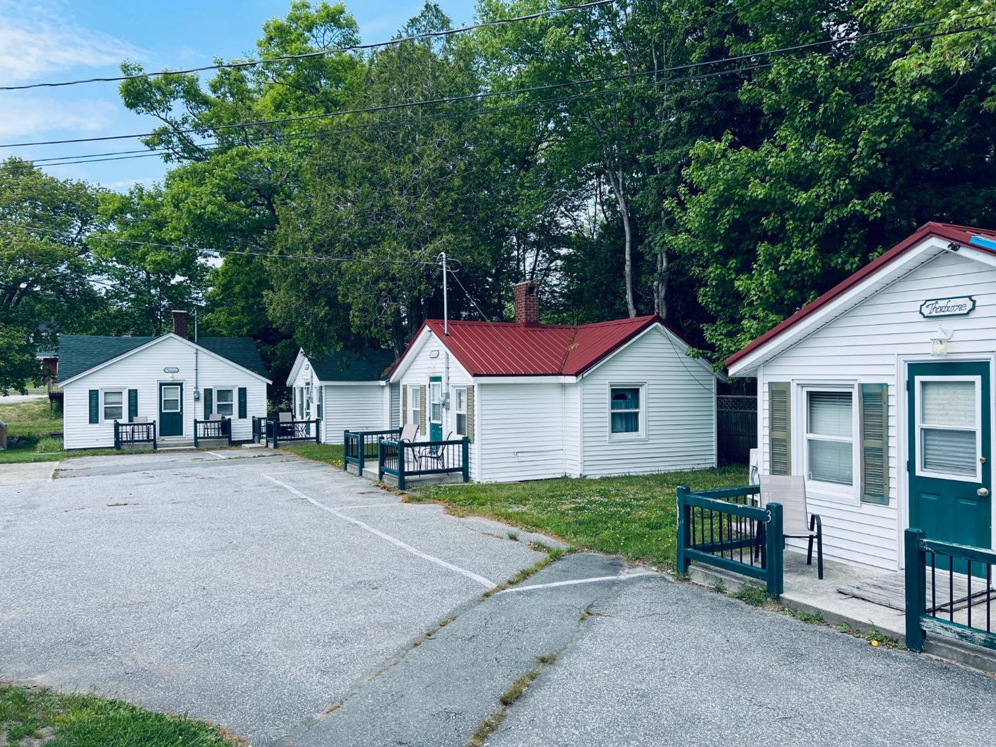Mackenzie Motel & Cottages Shelburne Exterior photo