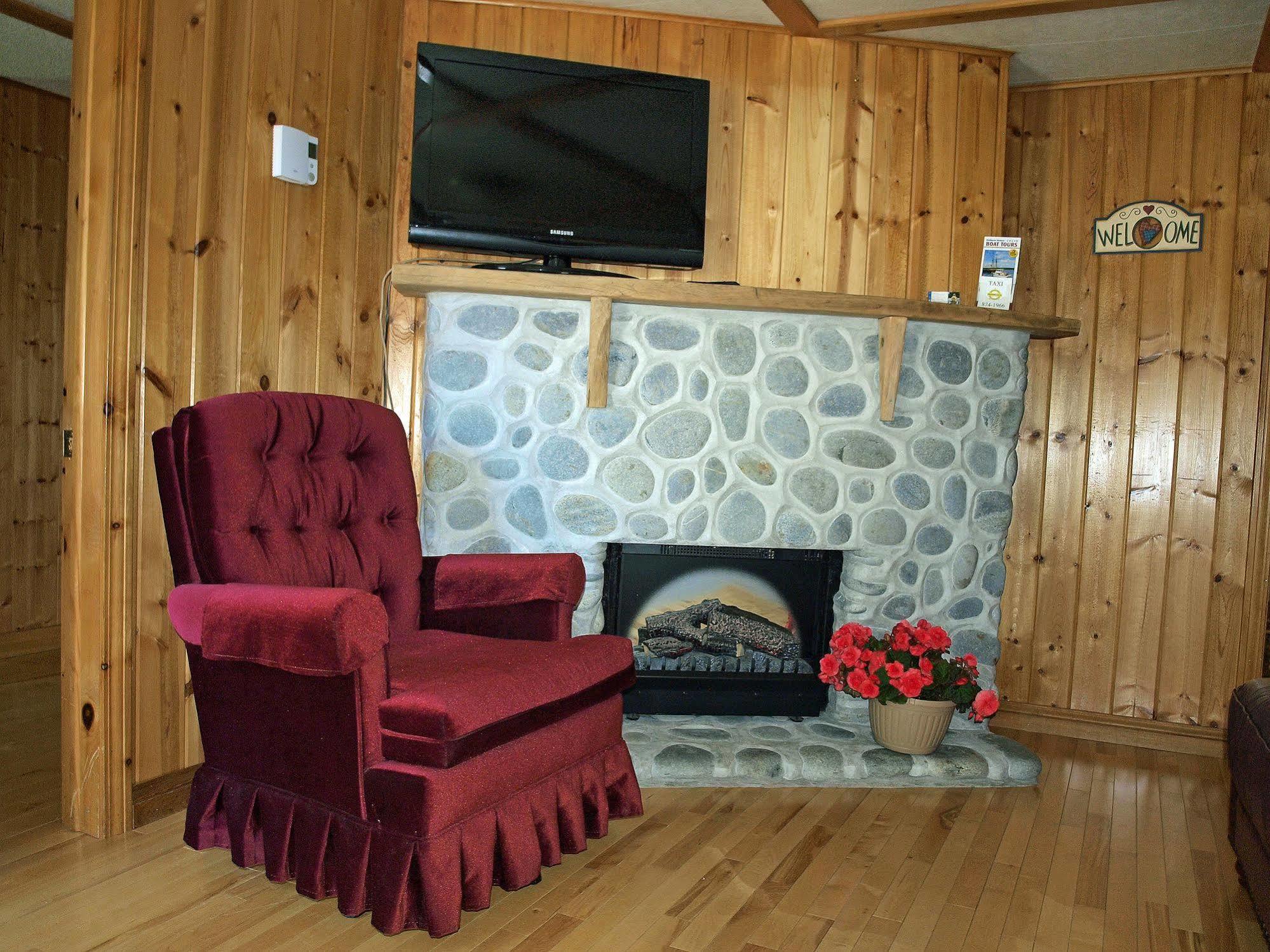 Mackenzie Motel & Cottages Shelburne Exterior photo